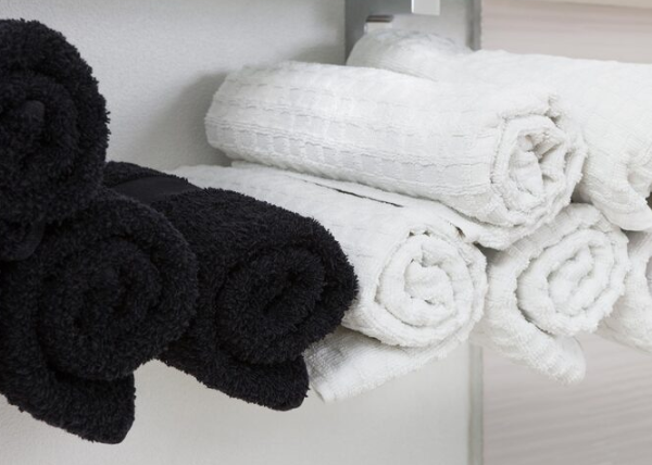 Toalha de Rosto Preta ou Branca: Qual cor é a mais higiênica e como harmonizar seu banheiro com estilo?