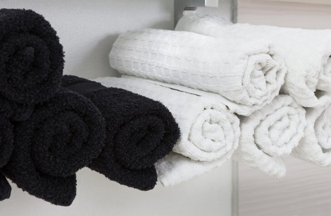 Toalha de Rosto Preta ou Branca: Qual cor é a mais higiênica e como harmonizar seu banheiro com estilo?
