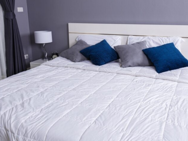 Cobertor King Size é sempre a melhor opção para a sua cama? Entenda as medidas e evite que a peça arraste no chão.