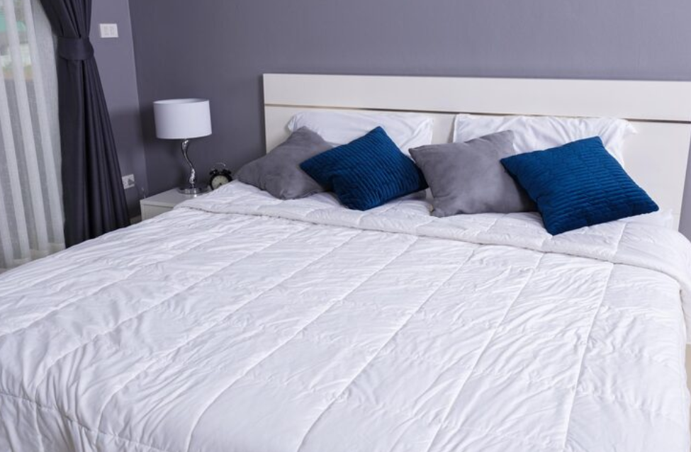 Cobertor King Size é sempre a melhor opção para a sua cama? Entenda as medidas e evite que a peça arraste no chão.