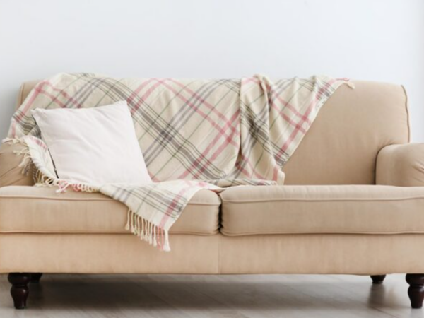 Manta para Sofá Grande ou Colcha para Cama? Descubra 5 usos criativos para a sua manta que vão além da sala de estar!