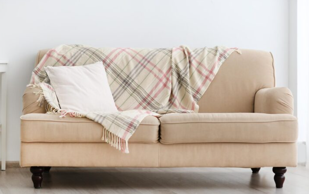 Manta para Sofá Grande ou Colcha para Cama? Descubra 5 usos criativos para a sua manta que vão além da sala de estar!